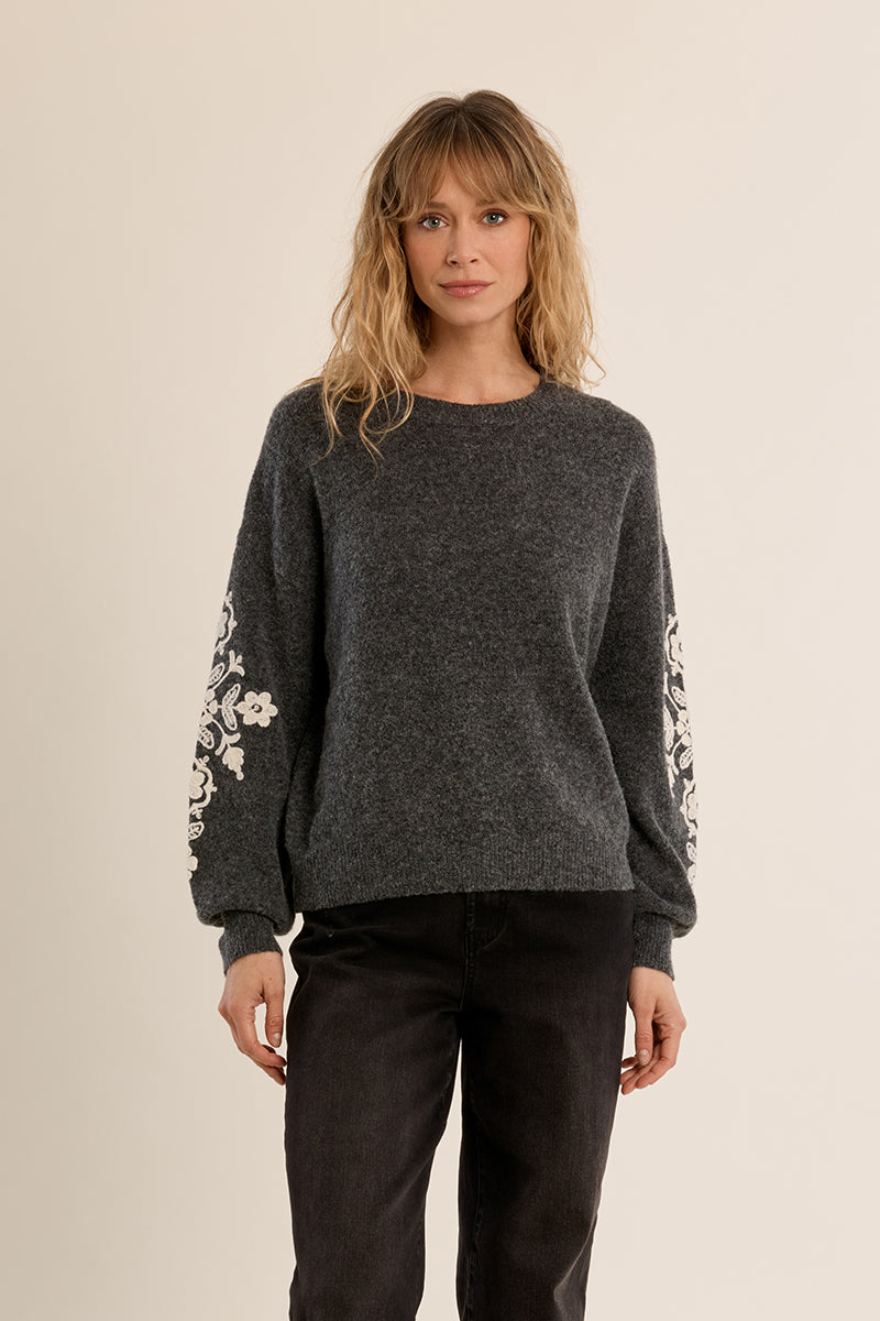 Pullover knitted embroidery