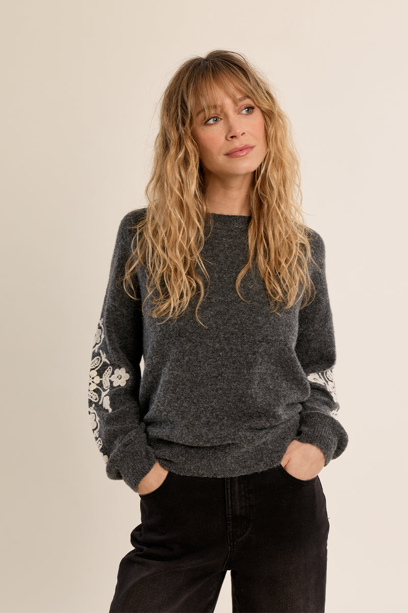 Pullover knitted embroidery