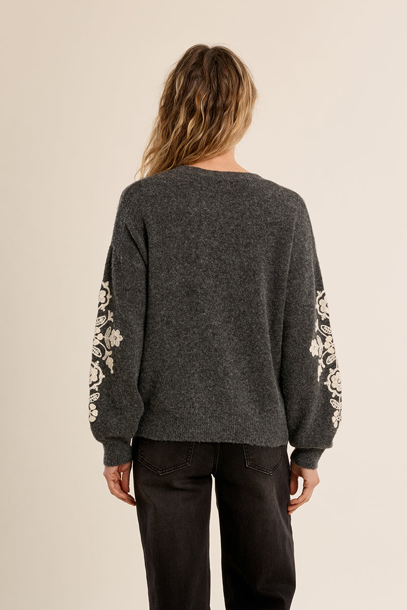 Pullover knitted embroidery