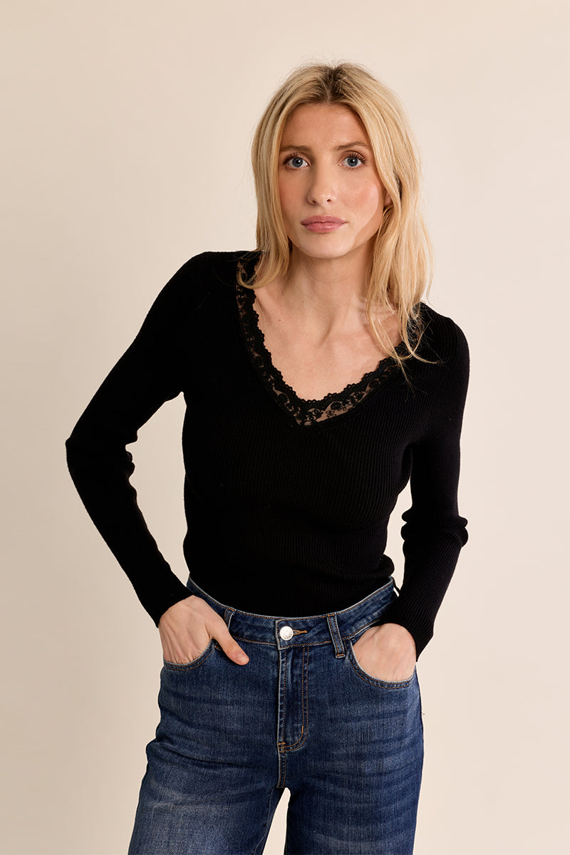 Pullover knitted lace