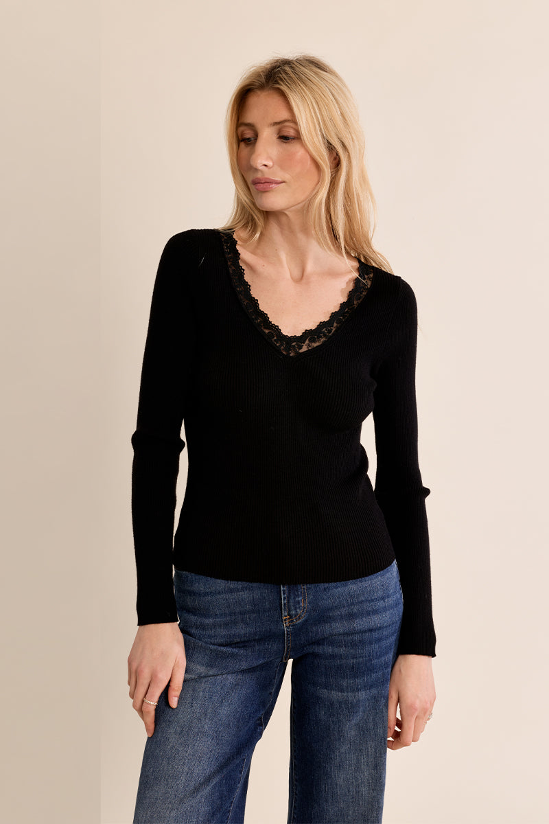 Pullover knitted lace